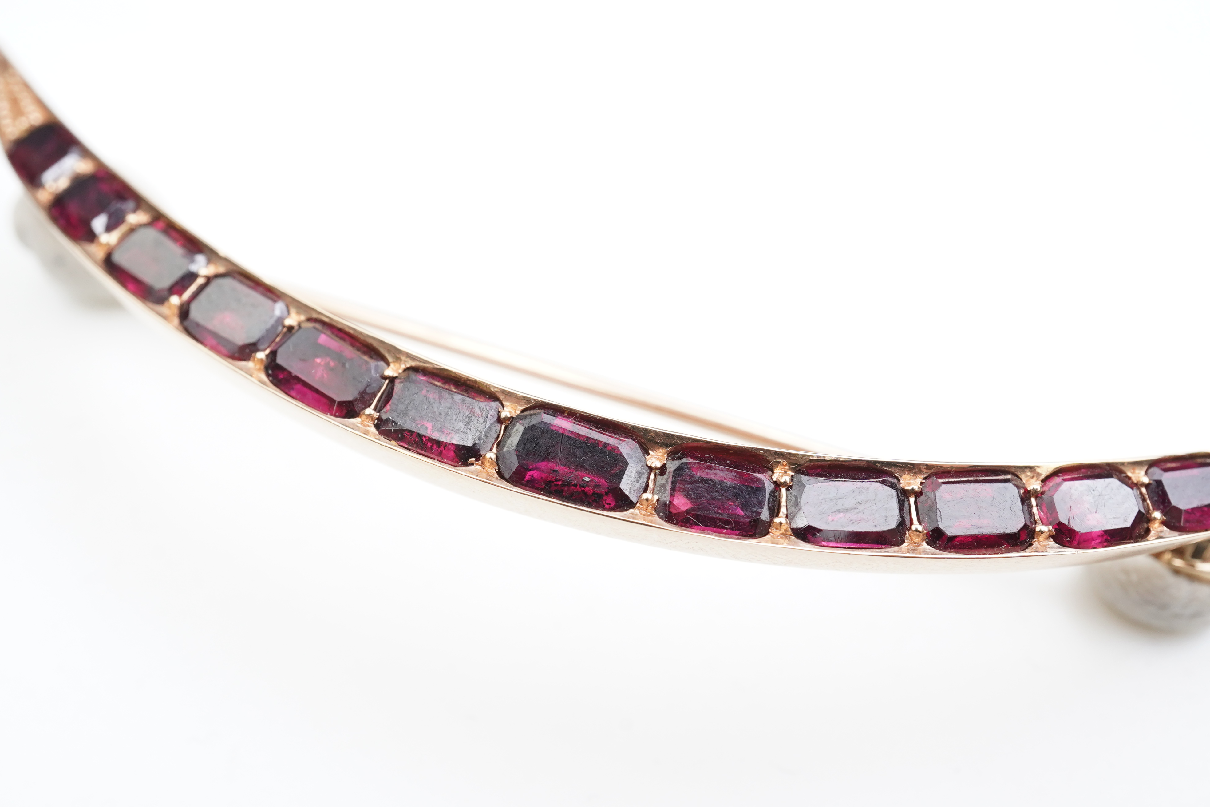 A late Victorian garnet brooch, late 19th century
